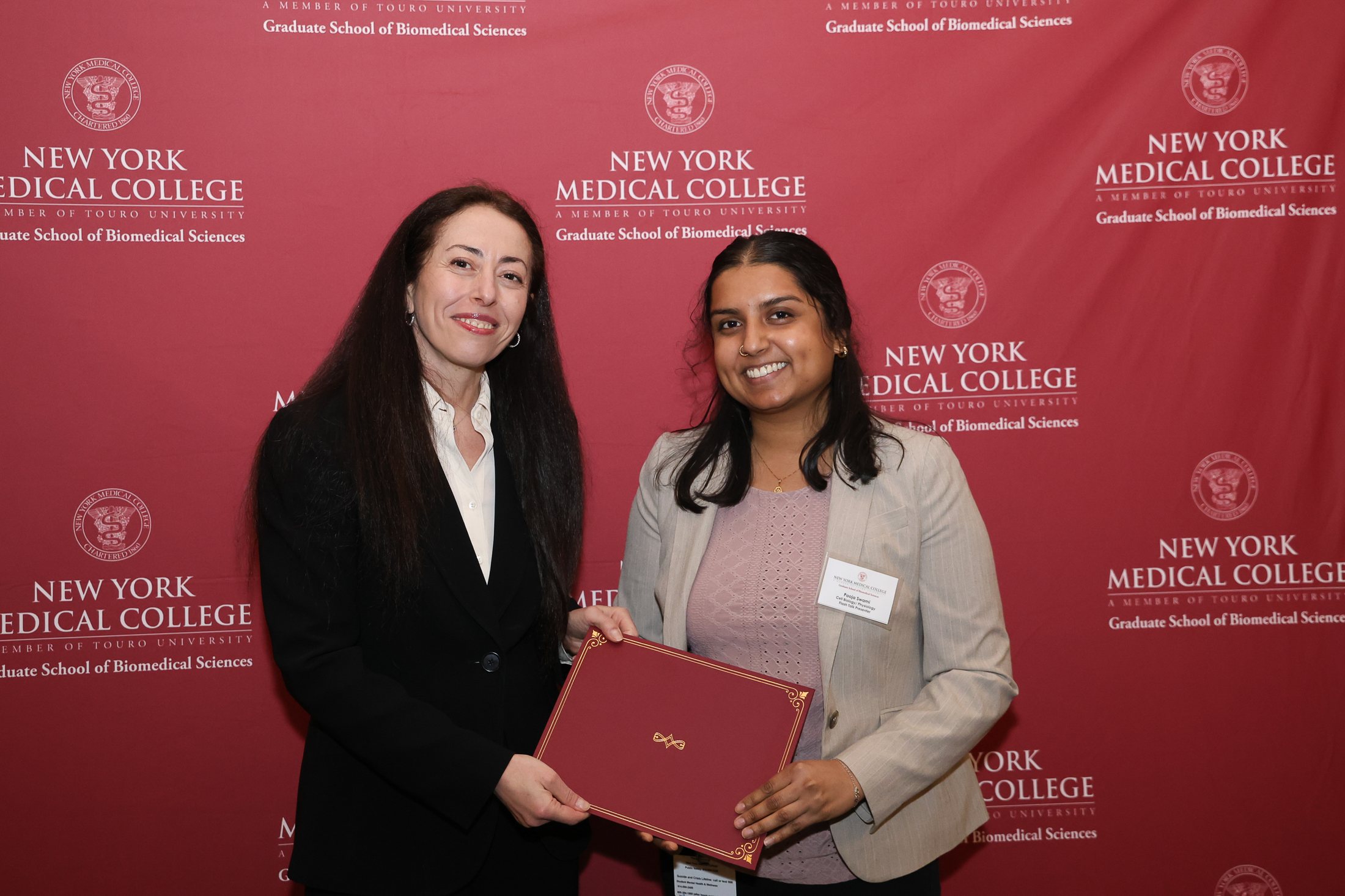 Pooja Swami receiving the Best Flash Talk Presentation award